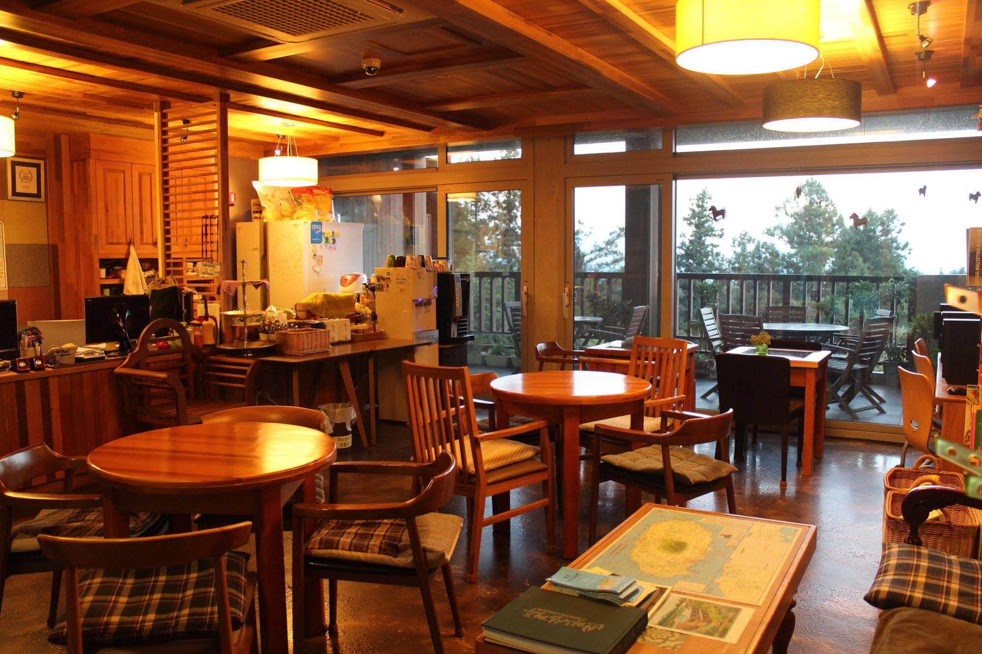 Jeju Eco Suites Сеогвипо Екстериор снимка